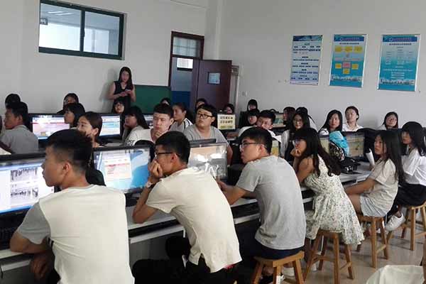 中運集團應邀為理工職業(yè)學院訂單班學員開展崗前培訓 中運集團應邀為理工職業(yè)學院訂單班學員開展崗前培訓
