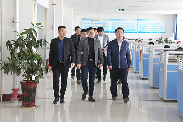 熱烈歡迎華為公司領導蒞臨集團參觀指導 熱烈歡迎華為公司領導蒞臨集團參觀指導