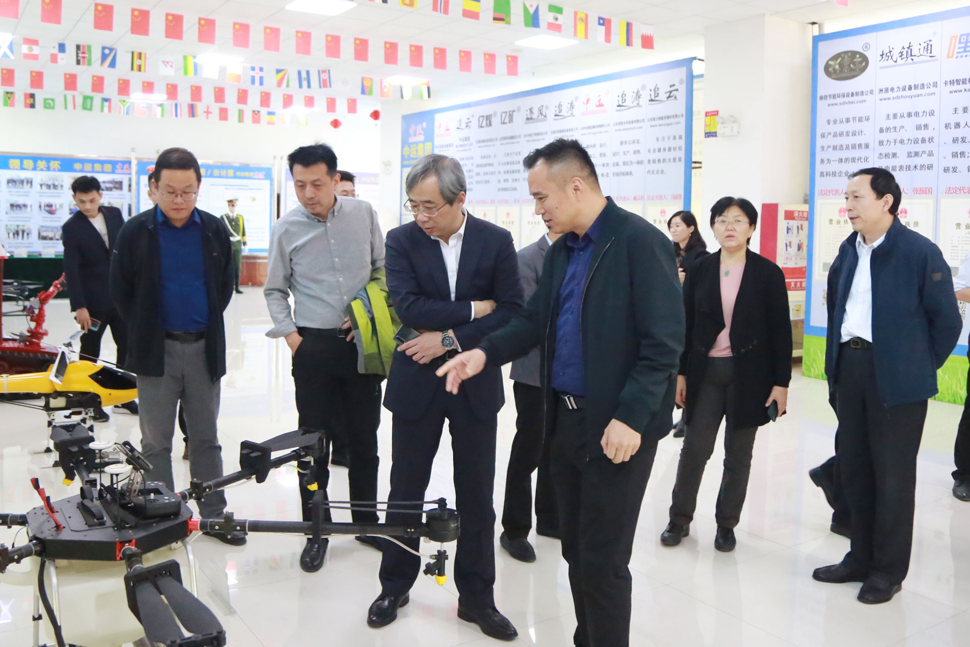 熱烈歡迎山東省人社廳領(lǐng)導(dǎo)蒞臨集團(tuán)參觀指導(dǎo) 熱烈歡迎山東省人社廳領(lǐng)導(dǎo)蒞臨集團(tuán)參觀指導(dǎo)