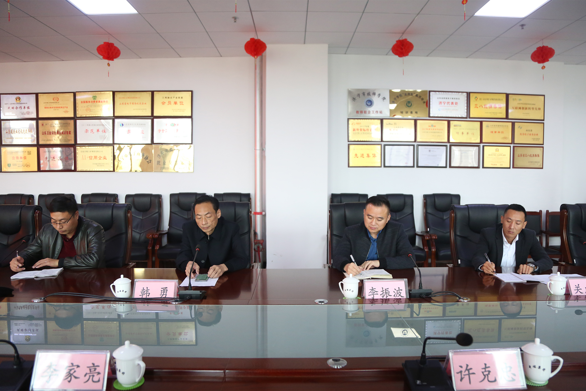 熱烈歡迎濟(jì)寧市制造強(qiáng)市指揮部“助企攀登”調(diào)研組領(lǐng)導(dǎo)一行蒞臨集團(tuán)實(shí)地調(diào)研 熱烈歡迎濟(jì)寧市制造強(qiáng)市指揮部“助企攀登”調(diào)研組領(lǐng)導(dǎo)一行蒞臨集團(tuán)實(shí)地調(diào)研
