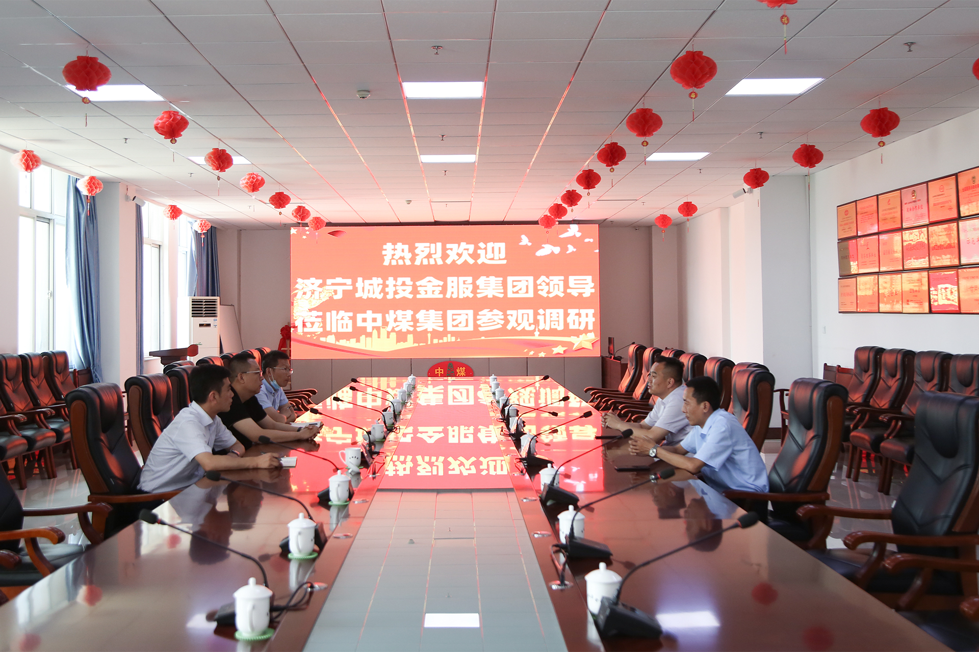 濟(jì)寧城投金服集團(tuán)領(lǐng)導(dǎo)蒞臨集團(tuán)參觀調(diào)研